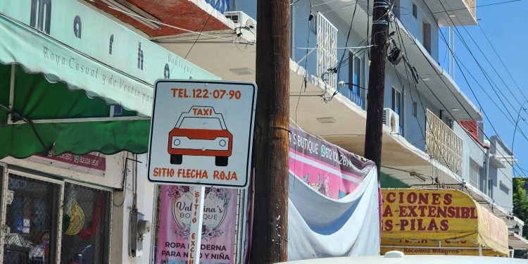 TAXISTAS UTILIZAN SEÑALAMIENTOS NO OFICIALES PARA SUS ESTACIONAMIENTOS EXCLUSIVOS EN EL CENTRO DE LA CIUDAD