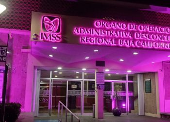 SE ILUMINA IMSS BAJA CALIFORNIA SUR DE COLOR ROSA EN EL MARCO DEL MES DE LA SENSIBILIZACIÓN DEL CANCER DE MAMA