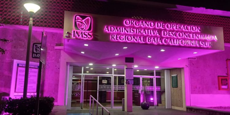 SE ILUMINA IMSS BAJA CALIFORNIA SUR DE COLOR ROSA EN EL MARCO DEL MES DE LA SENSIBILIZACIÓN DEL CANCER DE MAMA