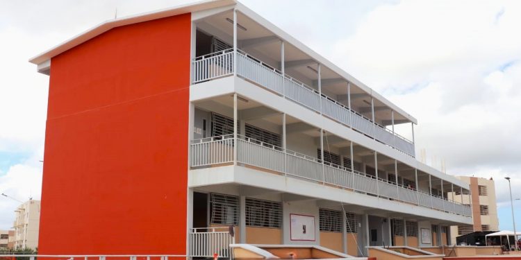 AUTORIDADES ESTATALES Y MUNICIPALES ENTREGAN LA PRIMERA ETAPA DE LA SECUNDARIA GENERAL #8 DE LOMAS DEL VALLE EN CSL