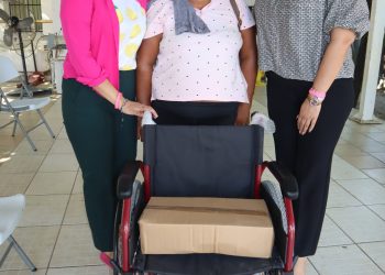 ENTREGÓ SMDIF LOS CABOS SILLAS DE RUEDAS A PERSONAS CON DISCAPACIDAD