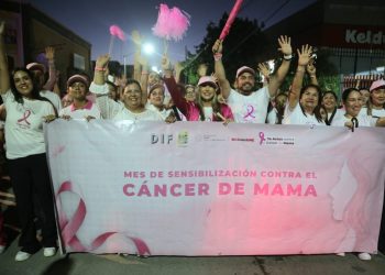 MARCHAN PARA CONCIENTIZAR Y LUCHAR CONTRA EL CÁNCER DE MAMA EN LOS CABOS