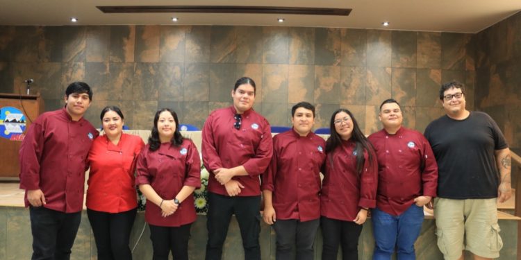 RECONOCEN A ESTUDIANTES DE LA UABCS QUE GANARON PRIMER RETO GASTRONÓMICO “MESAS MARINAS” EN LA PAZ 2024