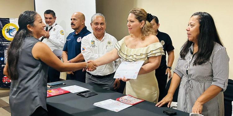 REGIDORA MARBELLA GONZÁLEZ Y BOMBEROS DE CSL ENTREGAN A DOCENTES RECONOCIMIENTOS POR CAPACITACIÓN “ APRENDE A MANTENERTE SEGURO “