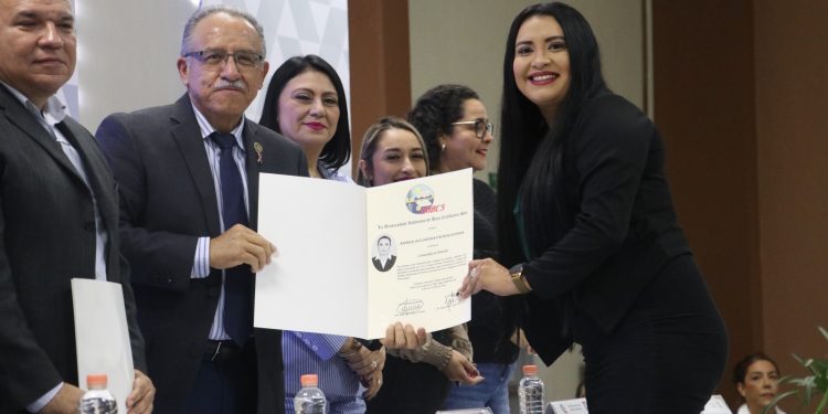 ENTREGAN TÍTULOS A UNA GENERACIÓN MÁS DE EGRESADOS Y EGRESADAS DE LA UABCS