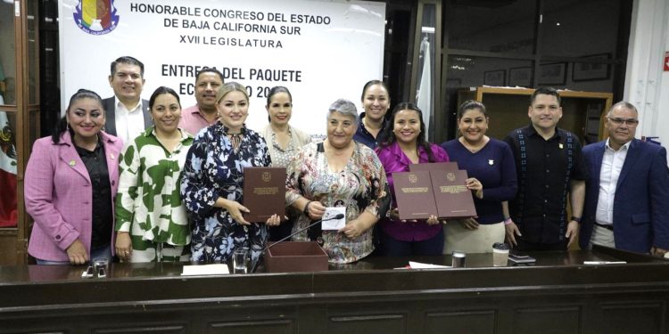 ENTREGA GOBIERNO DE BCS PAQUETE PRESUPUESTAL 2025 AL CONGRESO DEL ESTADO