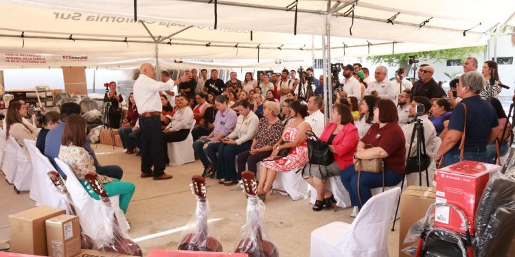 ENTREGA GOBIERNO DE BCS Y SEDIF EQUIPAMIENTO Y MATERIALES PARA CASAS DE DÍA