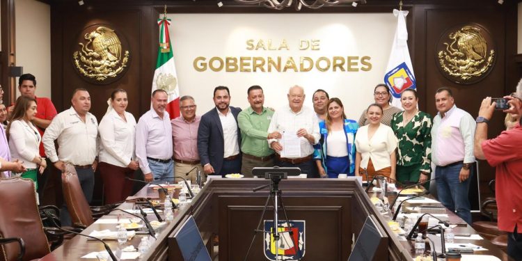ENTREGA GOBIERNO DE BCS Y SEDIF EQUIPAMIENTO Y MATERIALES PARA CASAS DE DÍA