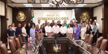 FIRMA GOBERNADOR VMCC CESIÓN DE DERECHOS DE LA FRECUENCIA 99.9 FM A LA UABCS