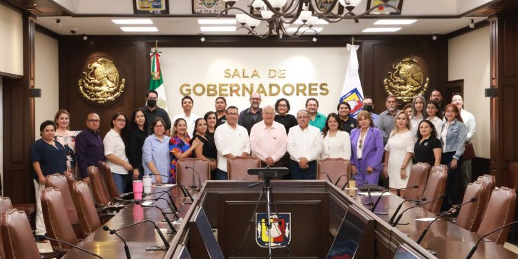 FIRMA GOBERNADOR VMCC CESIÓN DE DERECHOS DE LA FRECUENCIA 99.9 FM A LA UABCS