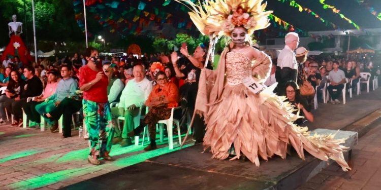 ASISTE GOBERNADOR VÍCTOR MANUEL CASTRO COSÍO AL FESTIVAL TRADICIONAL DEL DÍA DE MUERTOS