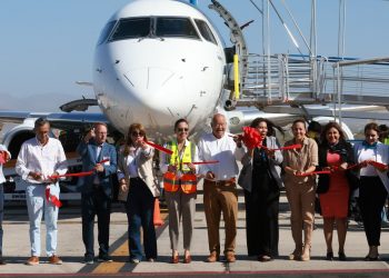 CELEBRA GOBERNADOR VÍCTOR CASTRO REINAUGURACIÓN DEL VUELO LOS ÁNGELES- LA PAZ