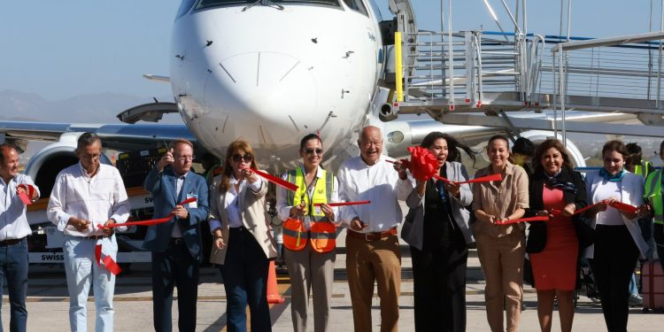 CELEBRA GOBERNADOR VÍCTOR CASTRO REINAUGURACIÓN DEL VUELO LOS ÁNGELES- LA PAZ
