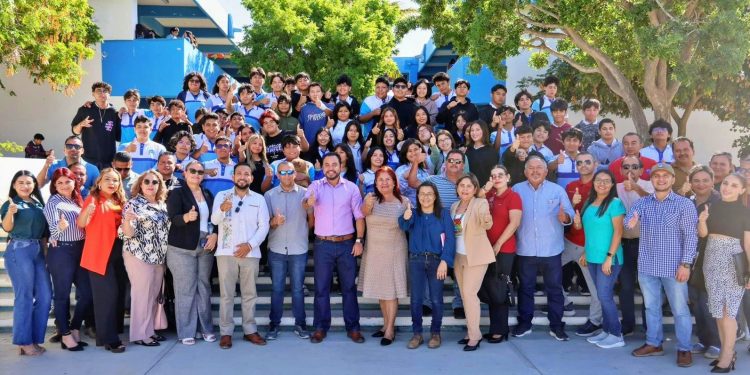 ALCALDE DE LOS CABOS REFRENDA COMPROMISO CON LA EDUCACIÓN EN BENEFICIO DE 1 MIL 800 ESTUDIANTES DEL CETMAR #31