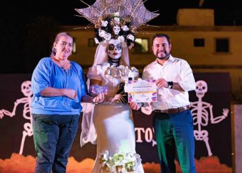 PREMIA ALCALDE CHRISTIAN AGUNDEZ A GANADORES DEL “FESTIVAL DE DÍA DE MUERTOS 2024”