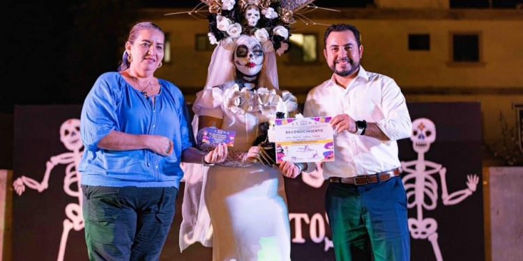 PREMIA ALCALDE CHRISTIAN AGUNDEZ A GANADORES DEL “FESTIVAL DE DÍA DE MUERTOS 2024”