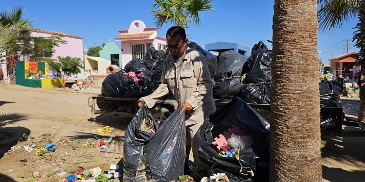 RECOLECTAN 12 TONELADAS DE RESIDUOS EN PANTEONES DE SJC TRAS DÍA DE MUERTOS