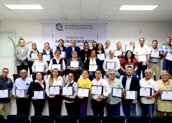 ENTREGAN RECONOCIMIENTOS POR AÑOS DE SERVICIO A PERSONAL ADMINISTRATIVO DE LA UABCS