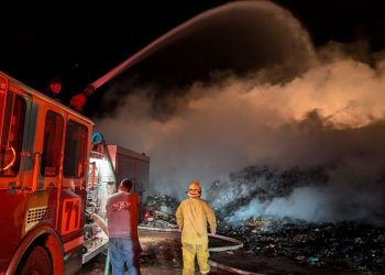 CONTINÚA SOFOCACION DEL INCENDIO EN BASURERO DE PALO ESCOPETA