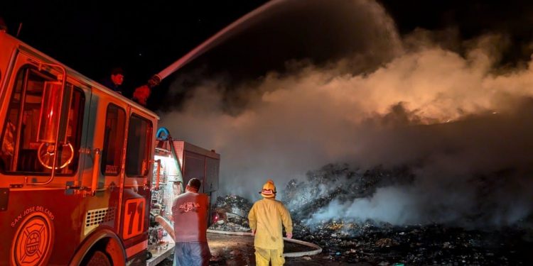 CONTINÚA SOFOCACION DEL INCENDIO EN BASURERO DE PALO ESCOPETA