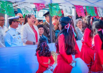 ALCALDESA DE MULEGÉ ENCABEZA DESFILE DEL 114 ANIVERSARIO DE LA REVOLUCIÓN MEXICANA