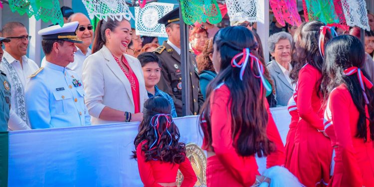 ALCALDESA DE MULEGÉ ENCABEZA DESFILE DEL 114 ANIVERSARIO DE LA REVOLUCIÓN MEXICANA