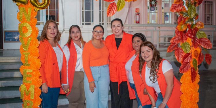 ENCABEZA EDITH AGUILAR MARCHA CONMEMORATIVA DEL 25N