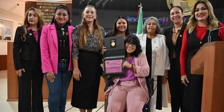 ENTREGA CONGRESO DE BCS MEDALLA MARÍA DIONISIA VILLARINO A AMANDA URBÁN DOMÍNGUEZ