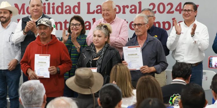 ENTREGA VCC CONSTANCIAS A TRABAJADORES AGRÍCOLAS TEMPORALES, Y APOYOS PARA EL AUTOEMPLEO EN COMONDÚ