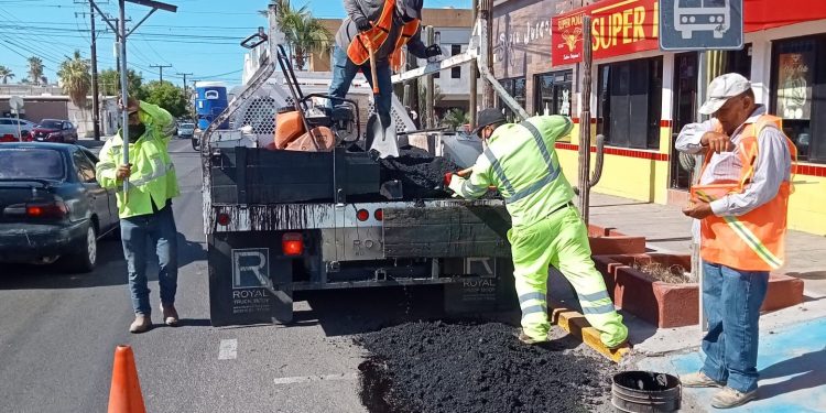 GOBIERNO DE BCS DA INICIO AL PROGRAMA ESPECIAL DE BACHEO EN LA CIUDAD DE LA PAZ
