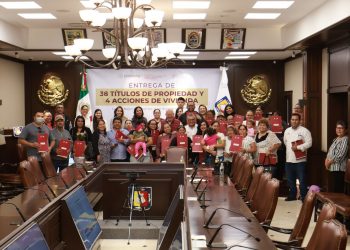 ENTREGA VÍCTOR CASTRO MÁS APOYOS EN VIVIENDA A SECTORES VULNERABLES DE LA PAZ