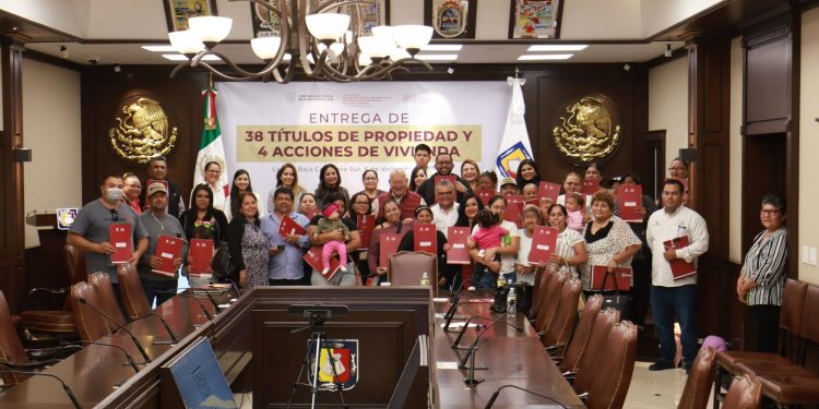 ENTREGA VÍCTOR CASTRO MÁS APOYOS EN VIVIENDA A SECTORES VULNERABLES DE LA PAZ