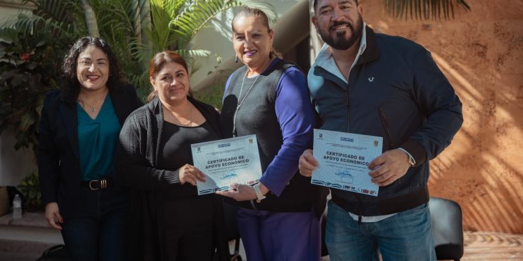 MUJERES EMPRENDEDORAS DE LOS CABOS RECIBEN APOYO ECONÓMICO PARA FORTALECER SUS NEGOCIOS