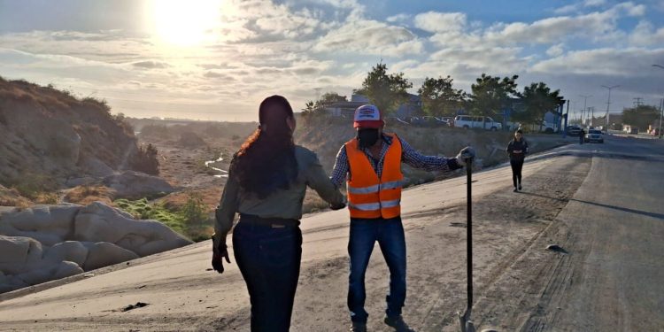 REALIZAN TRABAJOS DE LIMPIEZA EN LA AVENIDA LEONA VICARIO EN CABO SAN LUCAS
