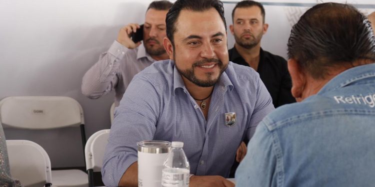 ATIENDE CHRISTIAN AGÚNDEZ A CIUDADANÍA DURANTE PRIMERA AUDIENCIA PÚBLICA EN CABO SAN LUCAS