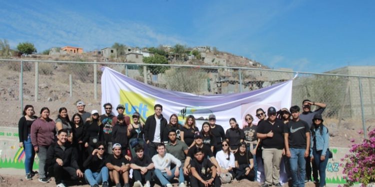 ESTUDIANTES DE LA UABCS PARTICIPAN EN JORNADA SOLIDARIA EN COLONIA VISTA HERMOSA