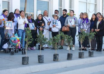 COORDINADOS POR PGJE FAMILIARES DE VÍCTIMAS DE FEMINICIDIO SIEMBRAN ÁRBOLES EN LA INSTITUCIÓN