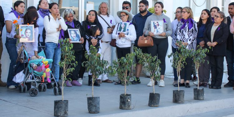 COORDINADOS POR PGJE FAMILIARES DE VÍCTIMAS DE FEMINICIDIO SIEMBRAN ÁRBOLES EN LA INSTITUCIÓN
