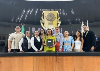 ESTUDIANTES DE DERECHO DE LA UABCS ENTREGAN INICIATIVA DE REFORMA LEGAL CON ENFOQUE  EN LA VIOLENCIA A LA INTIMIDAD SEXUAL