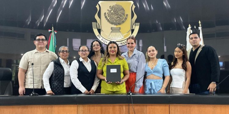 ESTUDIANTES DE DERECHO DE LA UABCS ENTREGAN INICIATIVA DE REFORMA LEGAL CON ENFOQUE  EN LA VIOLENCIA A LA INTIMIDAD SEXUAL