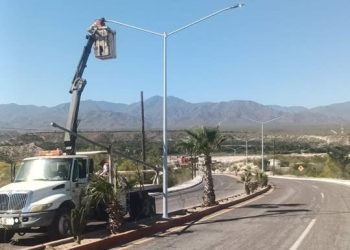 XV AYUNTAMIENTO DE LOS CABOS MEJORA SEGURIDAD EN SANTIAGO CON REPARACIÓN Y REEMPLAZO DE LUMINARIAS