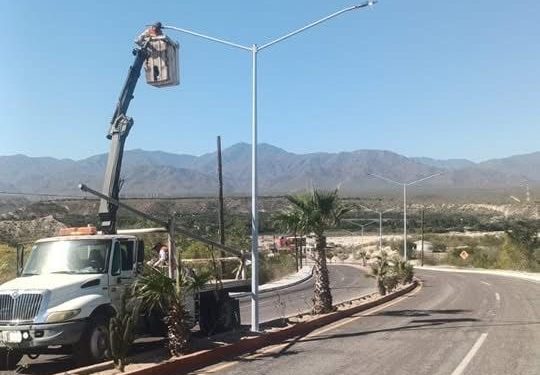 XV AYUNTAMIENTO DE LOS CABOS MEJORA SEGURIDAD EN SANTIAGO CON REPARACIÓN Y REEMPLAZO DE LUMINARIAS