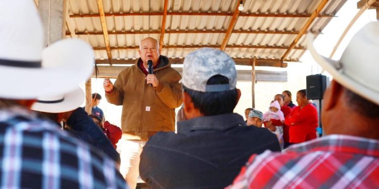 SE COMPROMETE VÍCTOR CASTRO CON HABITANTES DE ZONA RURAL DE LA PAZ