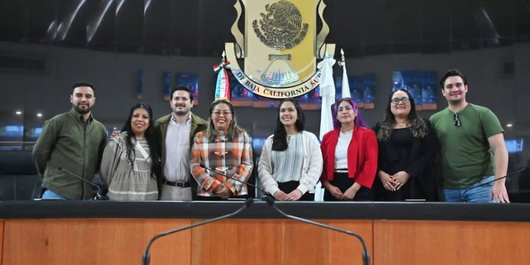 RECIBE EL CONGRESO DE BCS A JÓVENES MIGRANTES PARA REALIZAR UNA AGENDA DE TRABAJO