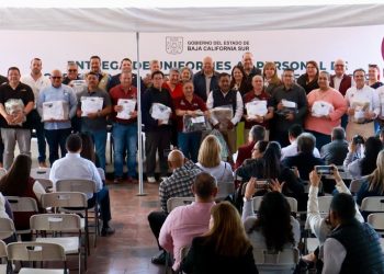 ENTREGA GOBERNADOR VÍCTOR CASTRO COSIÓ DOTACIÓN DE UNIFORMES A TRABAJADORES ESTATALES