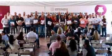 ENTREGA GOBERNADOR VÍCTOR CASTRO COSIÓ DOTACIÓN DE UNIFORMES A TRABAJADORES ESTATALES