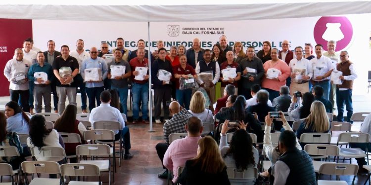 ENTREGA GOBERNADOR VÍCTOR CASTRO COSIÓ DOTACIÓN DE UNIFORMES A TRABAJADORES ESTATALES