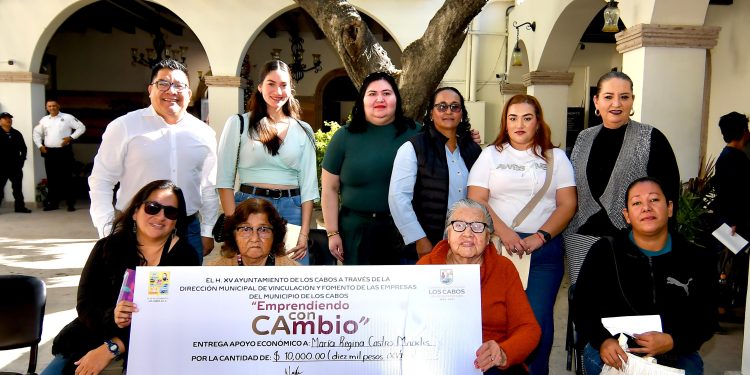       ENTREGAN APOYOS A MUJERES EMPRENDEDORAS DE LA ZONA NORTE DE LOS CABOS