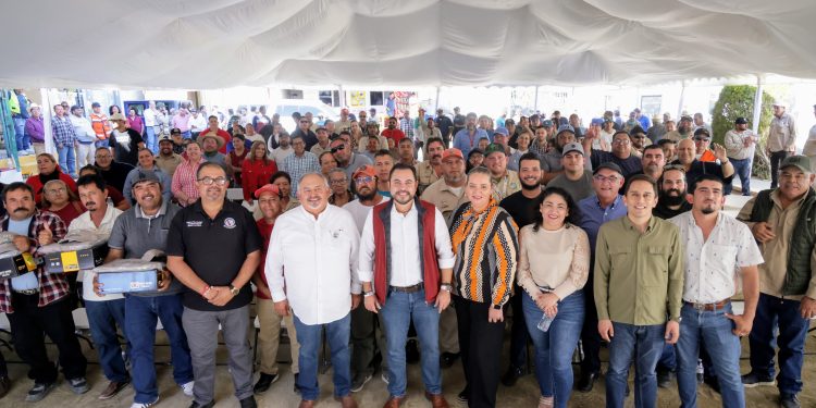    COMPROMISO Y DIGNIFICACIÓN LABORAL: ALCALDE CRISTIAN AGÚNDEZ ENTREGA UNIFORMES A TRABAJADORES DE SERVICIOS PÚBLICOS