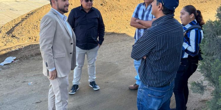 SUPERVISAN TRABAJOS DE REHABILITACIÓN EN LA CALLE SAN PEDRO EN LA COLONIA SANTA FE DE CSL